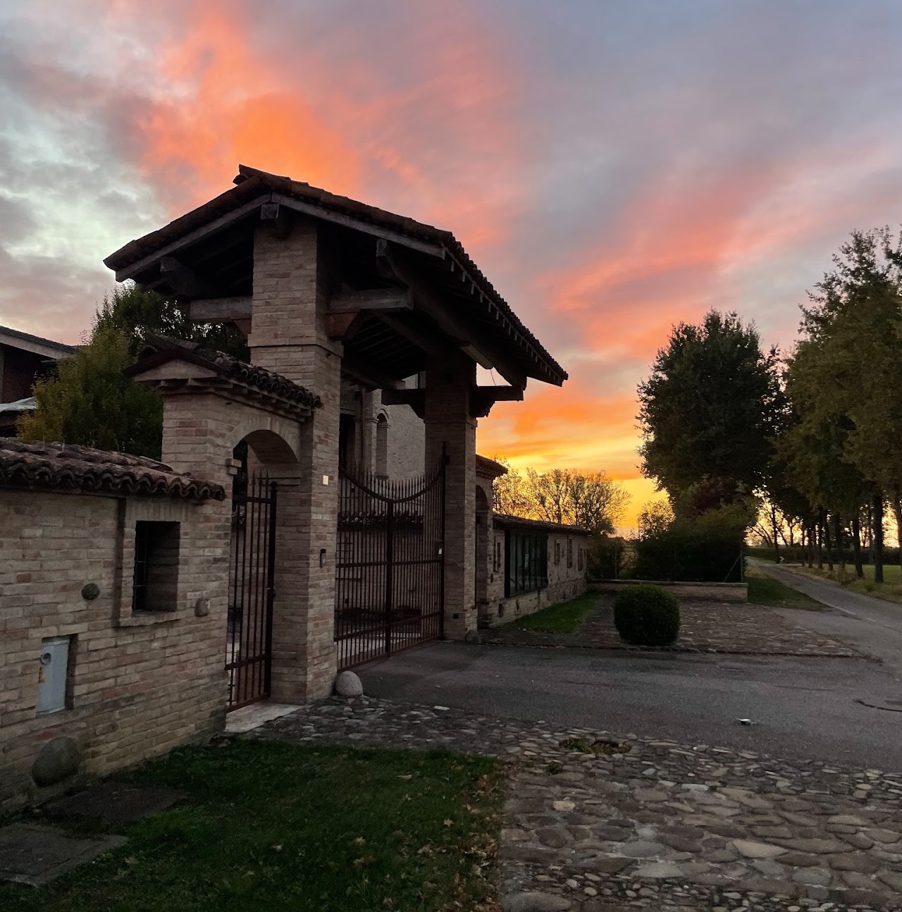Ingresso con arco e cancello al tramonto